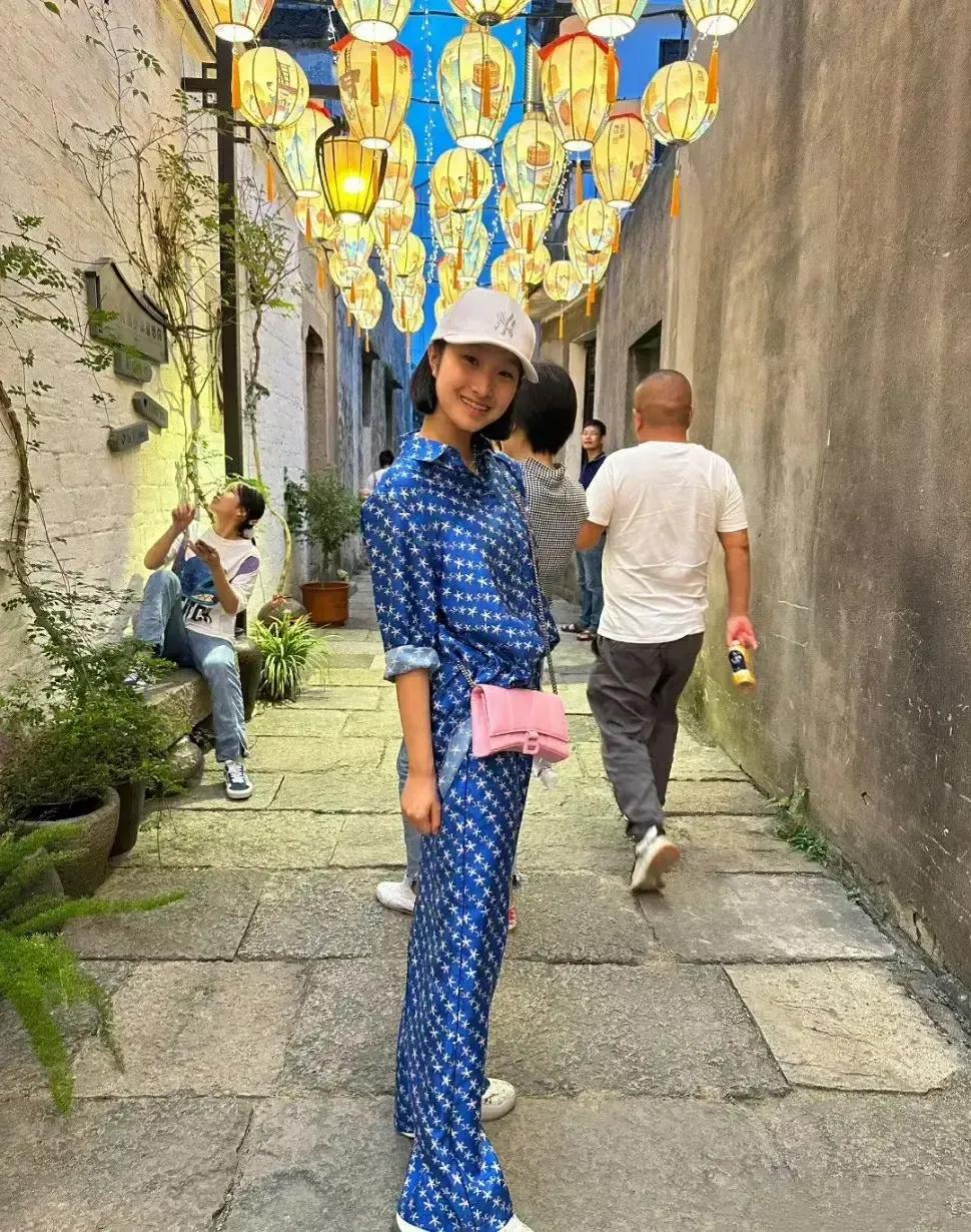 马伊琍的小棉袄长大了!跳舞的孩子气质就是好,这打扮清新又不失俏皮!