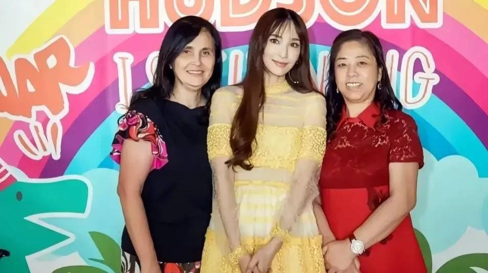 右图是吴佩慈的准婆婆,纪晓波的母亲崔丽杰.
