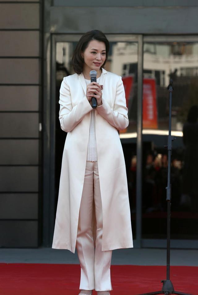 央视一姐董卿亲自示范:不穿旧衣服,留着头发,50岁就没有大妈的感觉了