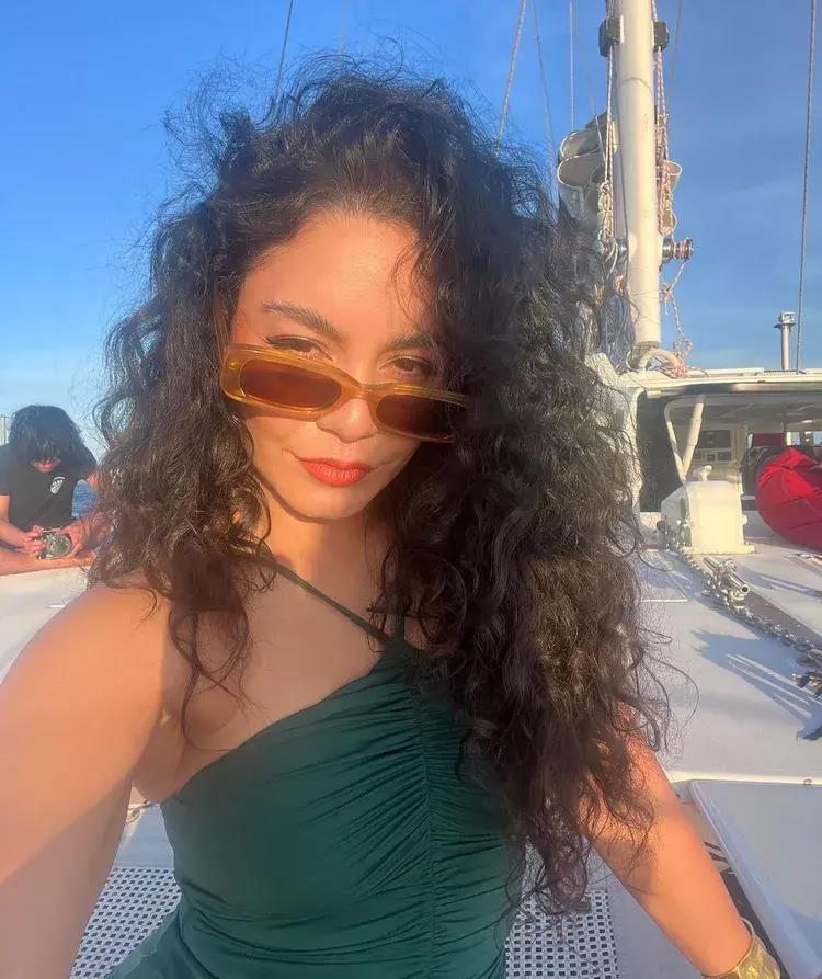 瓦妮莎·哈金斯把她的吊带比基尼让人浮想联翩_vanessa_穿着_海滩