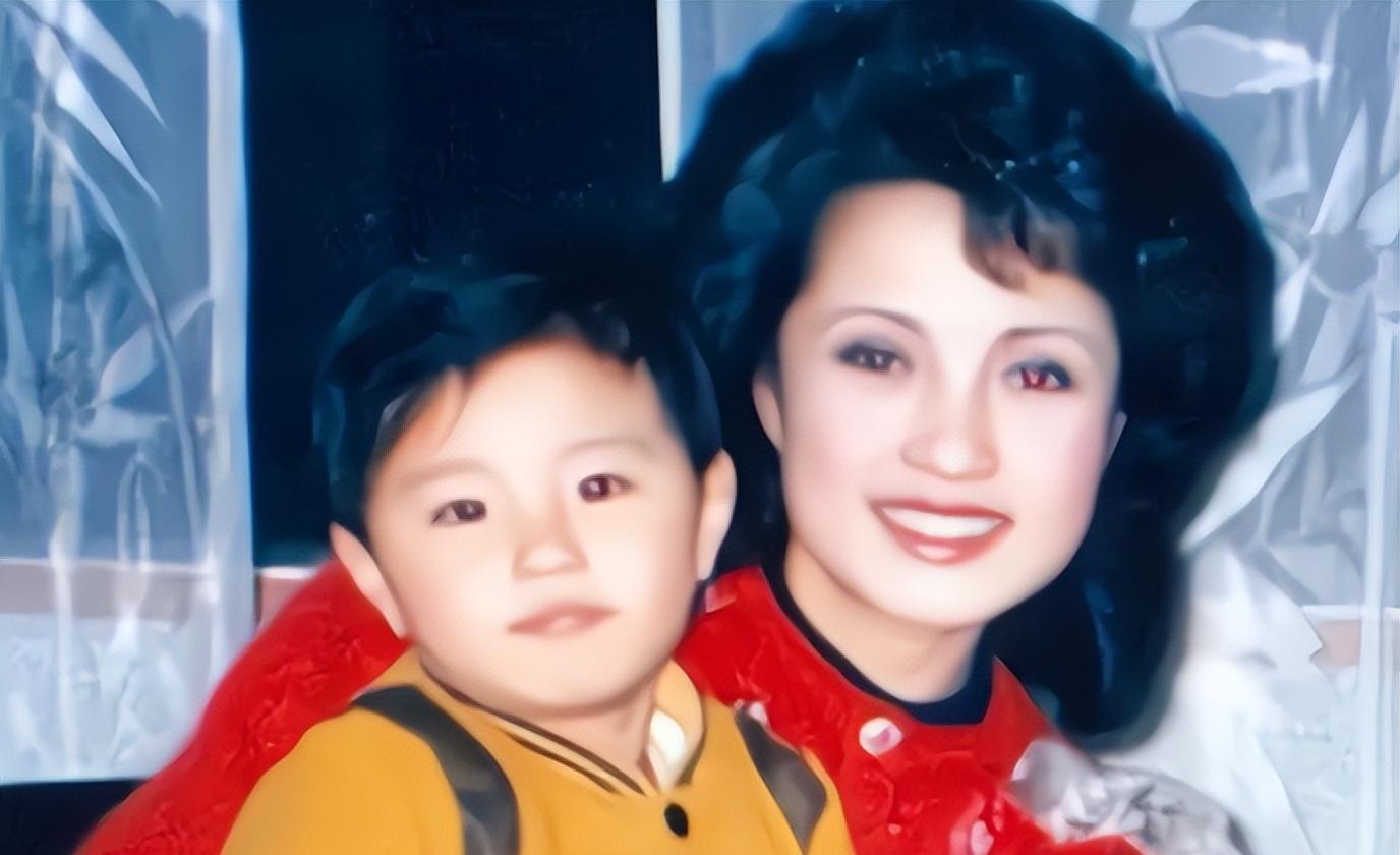 广东主持人侯玉婷的生活照,儿子已经38岁,儿媳是体育节目主持人_央金