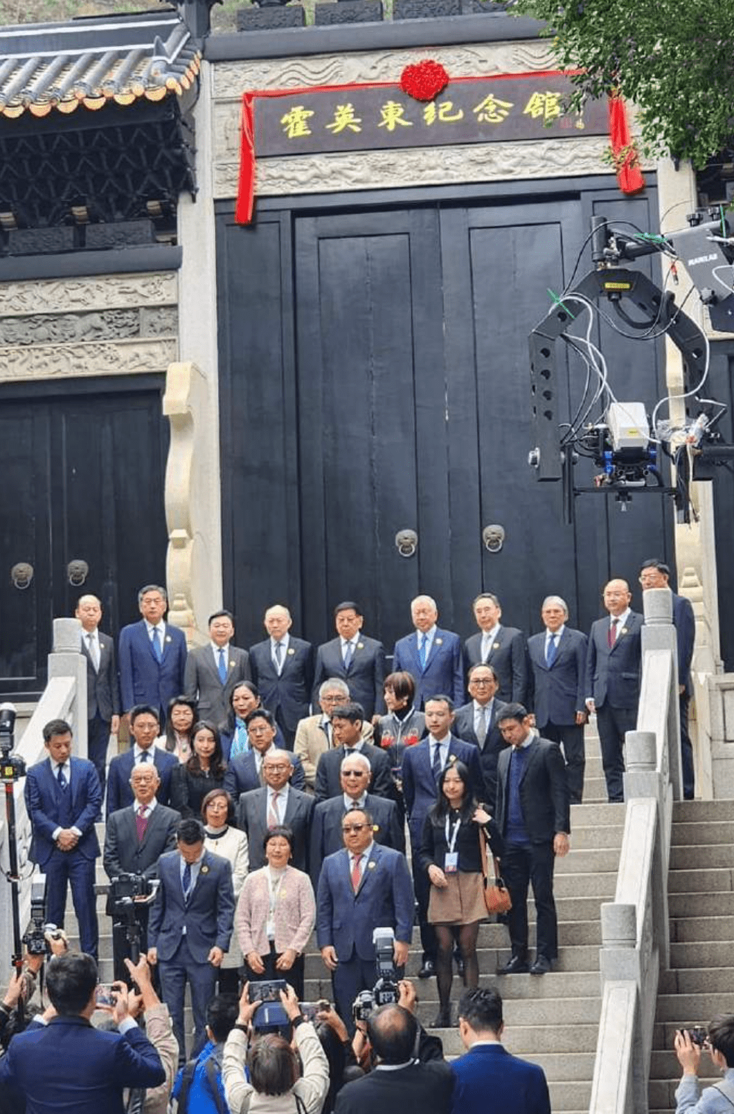 二房儿子罕露脸,大合照主动站边上_霍文逊_家族_香港