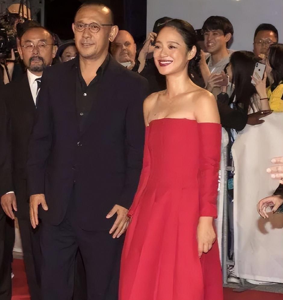 穿着抹胸裙挺出副乳,皮肤黝黑,明显看起来比姜文老_显得_颜色_衣服
