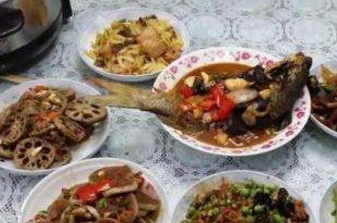 东北媳妇第一次在南方婆家过年，看到年夜饭后，吐槽“太小气”(图3)