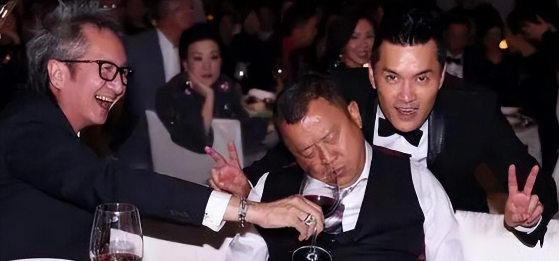 上下其手,脱女星裤子…"陈浩民曾志伟"之流,酒后本性暴露无遗_章子怡