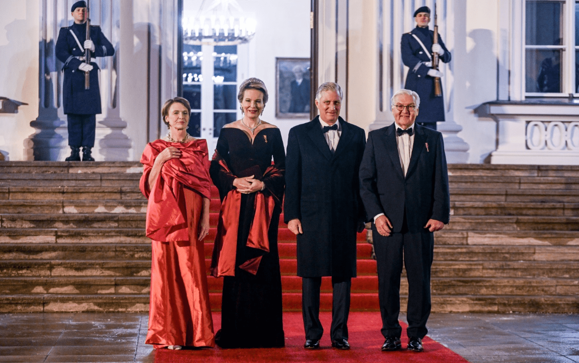 比利时王后盛装出席晚宴!