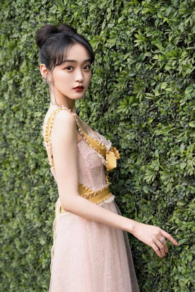 何泓姗刚官宣恋情,男友感情经历就被扒,她恋爱不会是为了上分吧_邹月