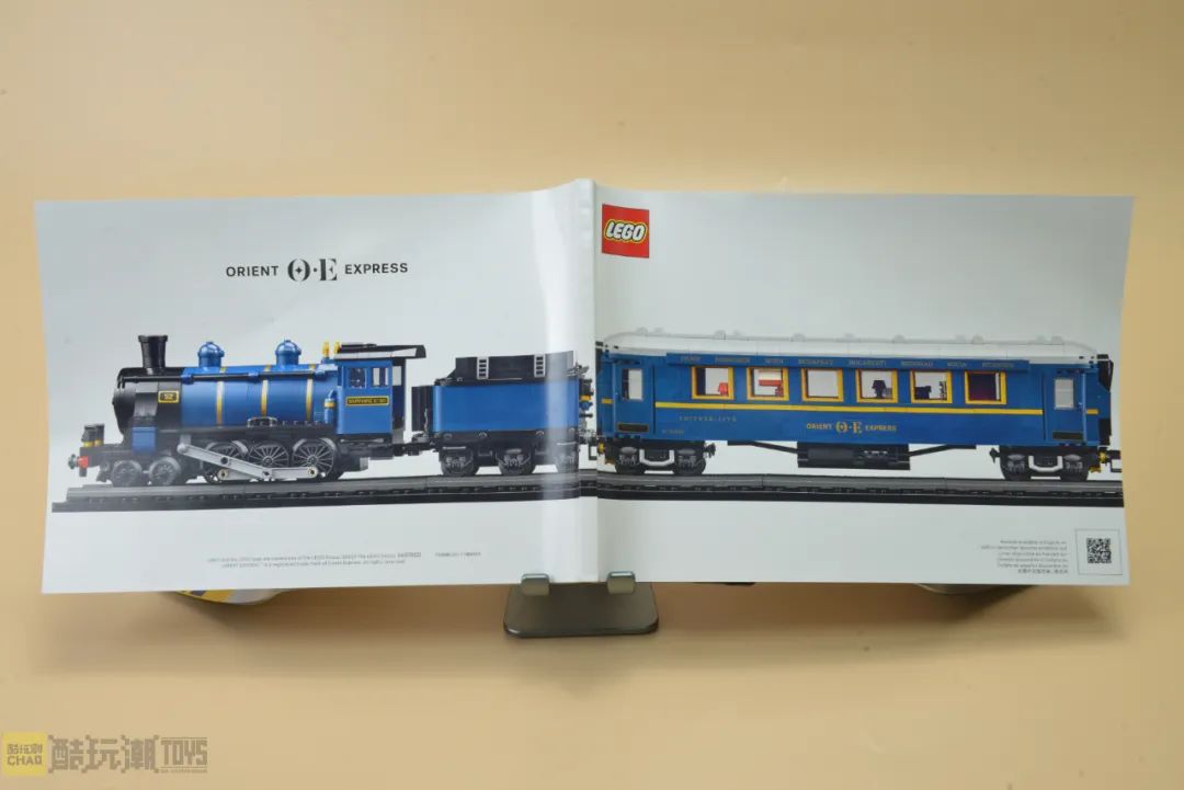 一个有趣的彩蛋,将白色封面展开后,可以看到一列更完整的东方快车模型