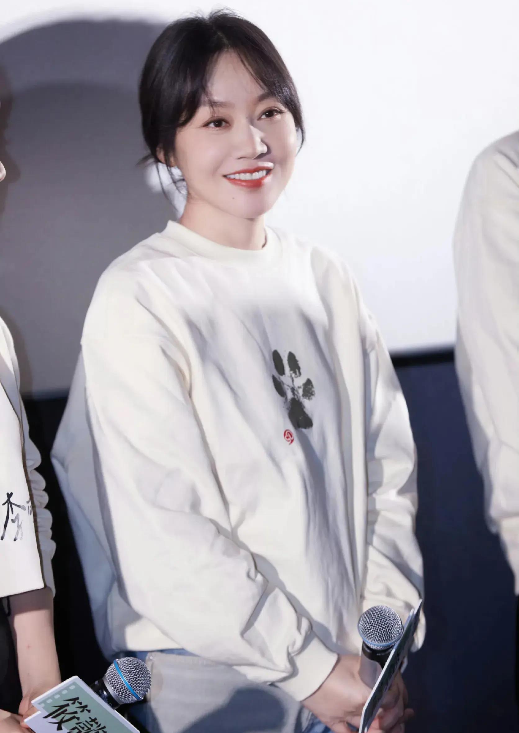 52岁闫妮才是"腿精",和33岁谭松韵同框,谁能看出19岁的年龄差_优势