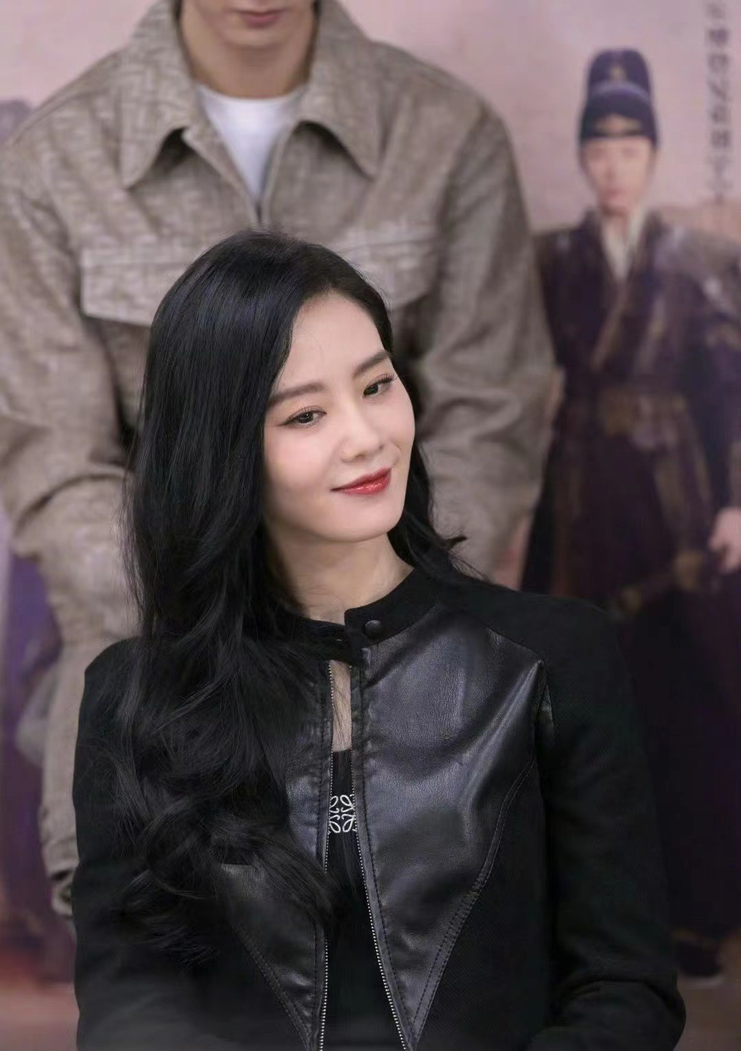 刘诗诗刘宇宁全黑造型扫楼火了,俩人简直太飒啦_一身_黑色_皮衣