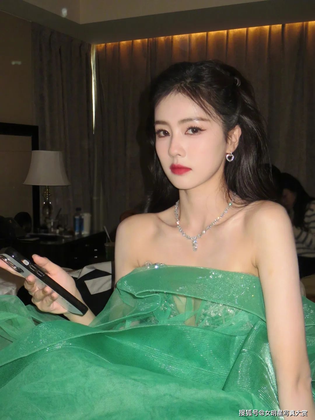 在这个绿色梦境中,白鹿携着光芒而至,呈现出一个唯美的画面.