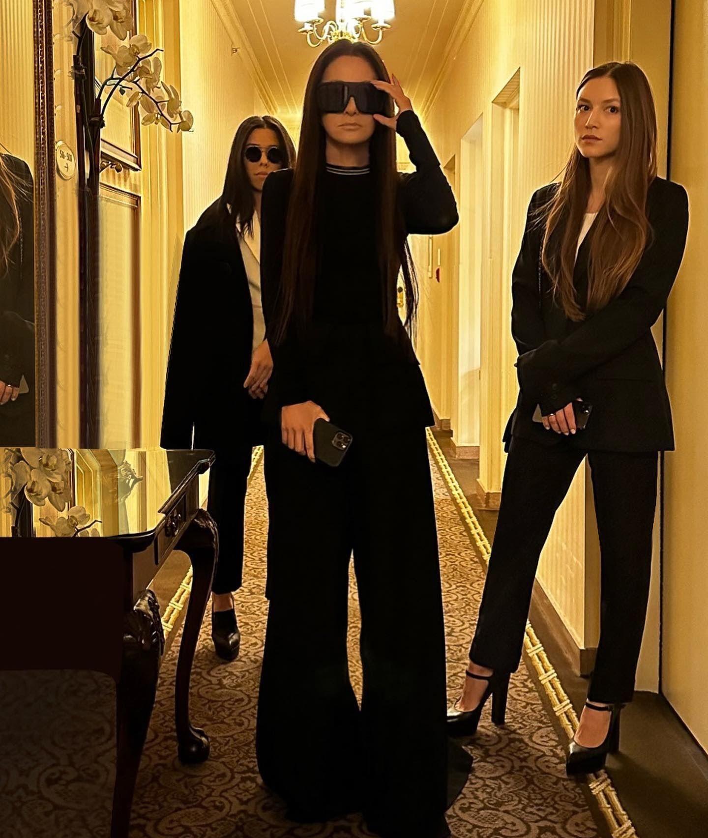 穿上黄裙子变身兔女郎,身材比两个女孩还要好_vera_wang_女儿