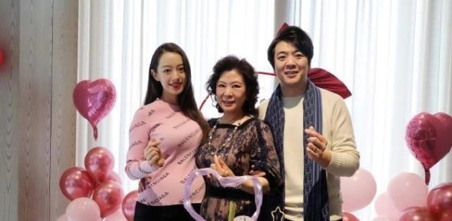 郎朗母亲生日获媳妇祝福,吉娜穿时尚衣孕肚凸显,其父母疑似曝光_婆婆