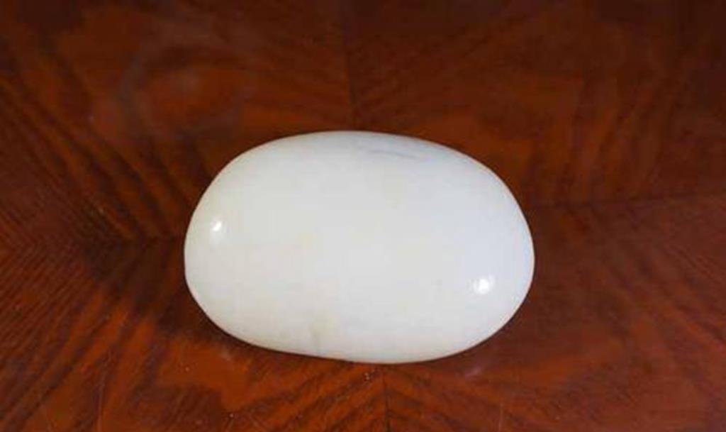 玉石和普通石头有何区别，河滩上那些看似漂亮的白石头会不会是玉石？ 