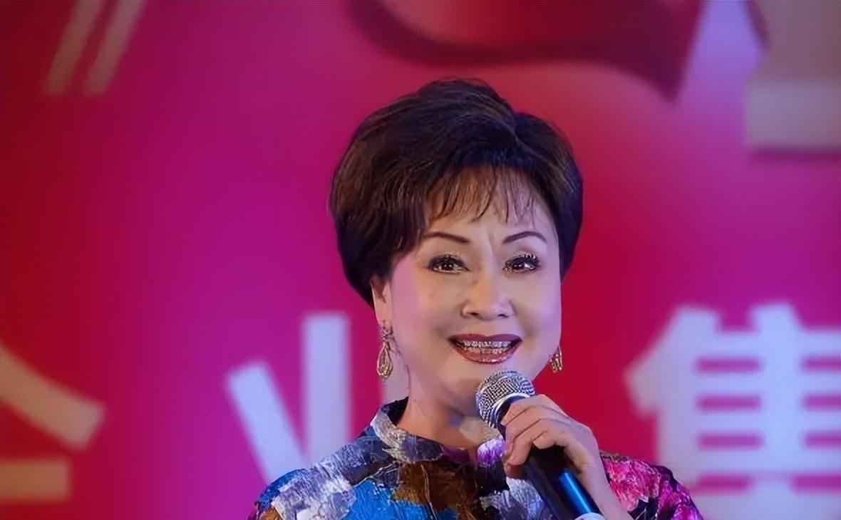 看78岁李谷一摘掉假发,我悟了:女人直面衰老,比刻意扮嫩更耐看