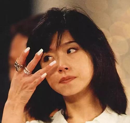 恢复艰难,再加上精神大受打击,中森明菜终日浑浑噩噩,酗酒抽烟,糟蹋了