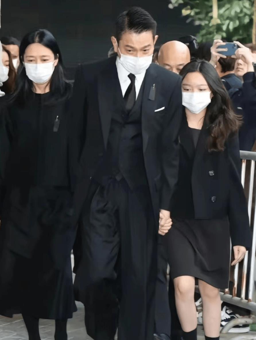 刘德华为父设灵!