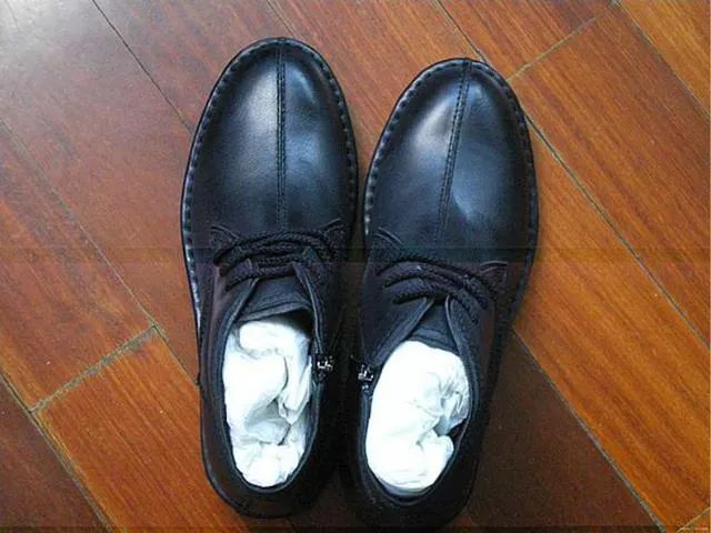 比如,你可以将这些纸张塞进不常穿的鞋子里,起到支撑鞋型的作用.