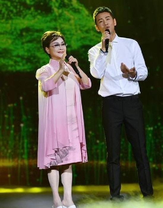 看78岁李谷一摘掉假发,我悟了:女人直面衰老,比刻意扮嫩更耐看_衣服