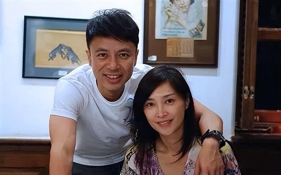 每月要还60万房贷,压力山大的李克勤,50岁老婆又被传怀上第三胎_夫妻