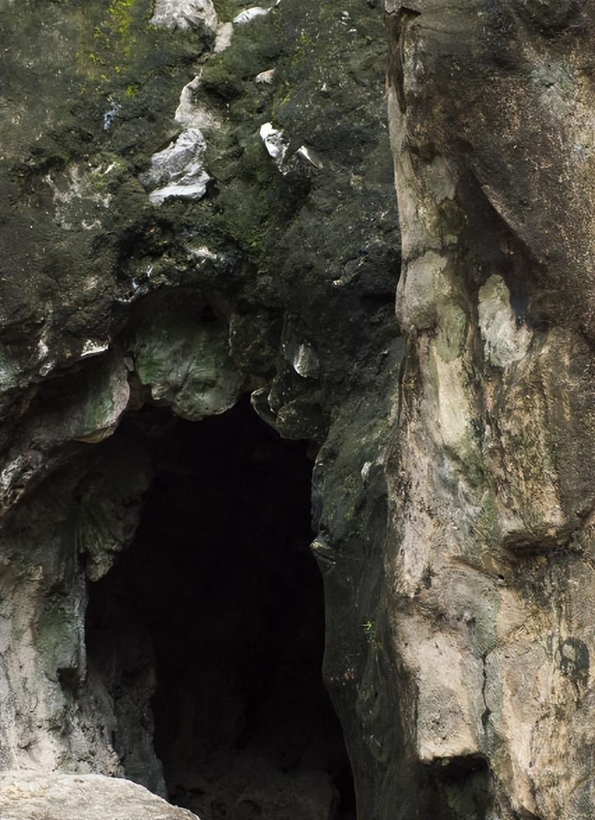 湖北一山洞竟长达数百公里?从湖北直通重庆?内部让人大开眼界!