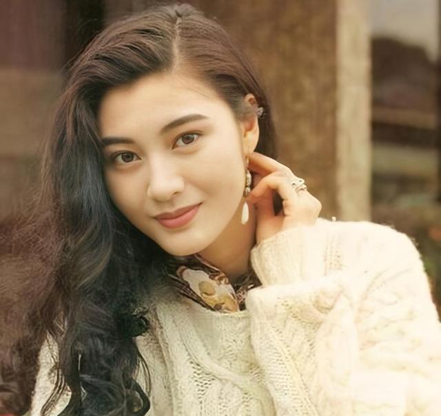 李嘉欣面部松弛,小腹发福,女神也老了,这一次合照的女网友赢了_生活