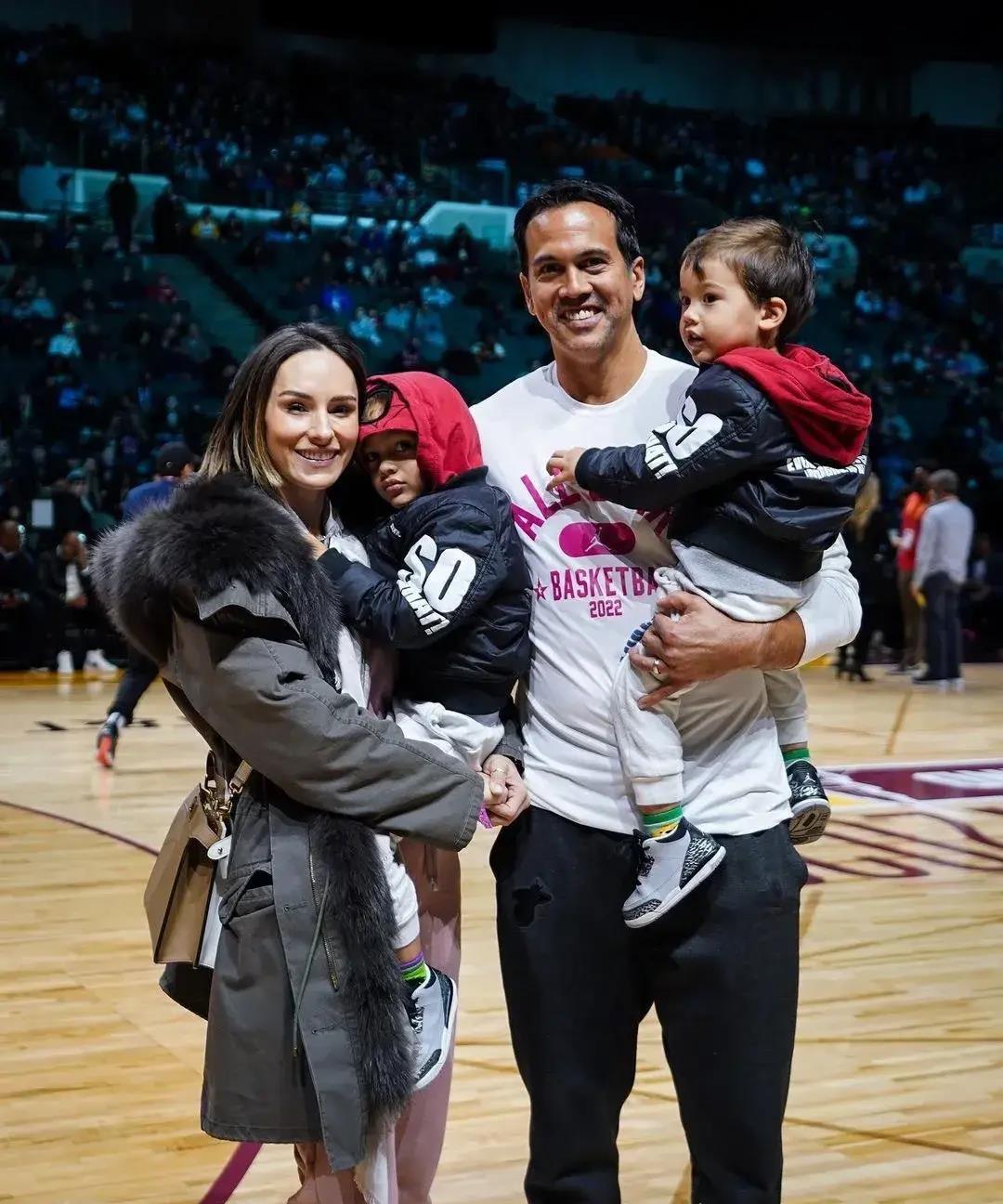 nba赛场上的热火主教练埃里克·斯波尔斯特拉