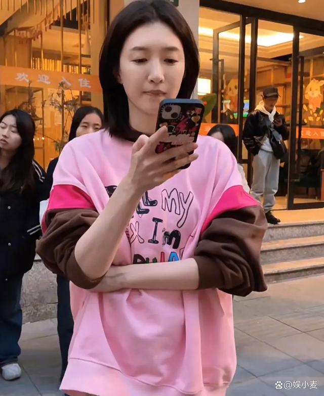 江疏影现身街头,粉色卫衣的她素颜也很美,有些角度有点像李小冉