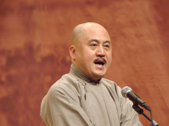 他曾经被骂"面瘫",成名后被媒体称为笑星中的"冷面笑匠"_方清平_相声