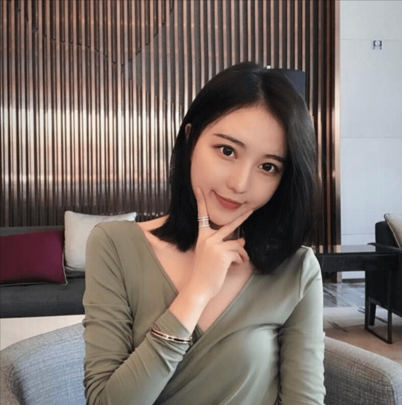 据说徐振宇的父亲也早已被列为失信被执行人,表面上是一家大公司,实际