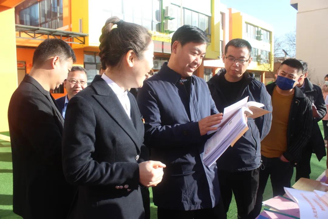 现场观摩活动时,所有人员统一乘车前往太要镇中心小学,城关一中和城关