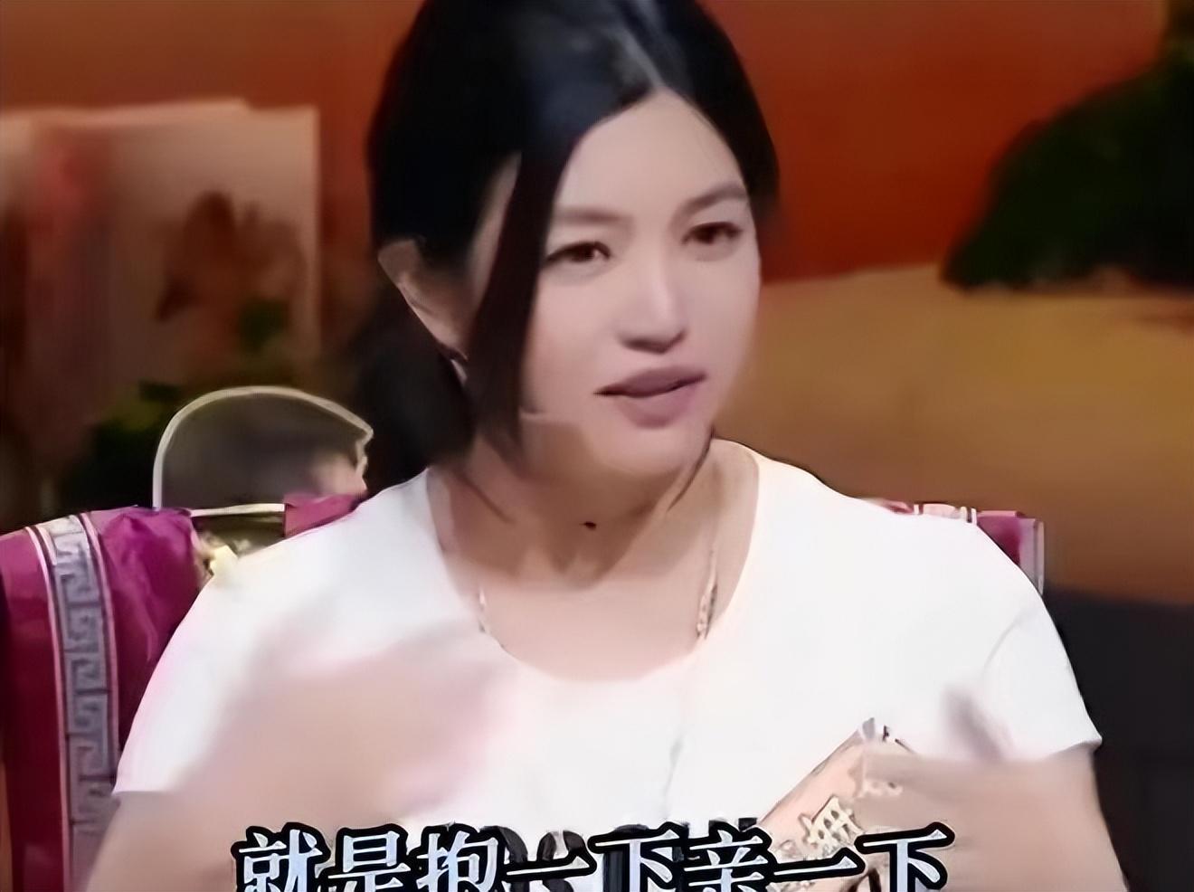 有一年,她参加《康熙来了》,被口无遮拦的吴君如爆料陈妍希其实特别放