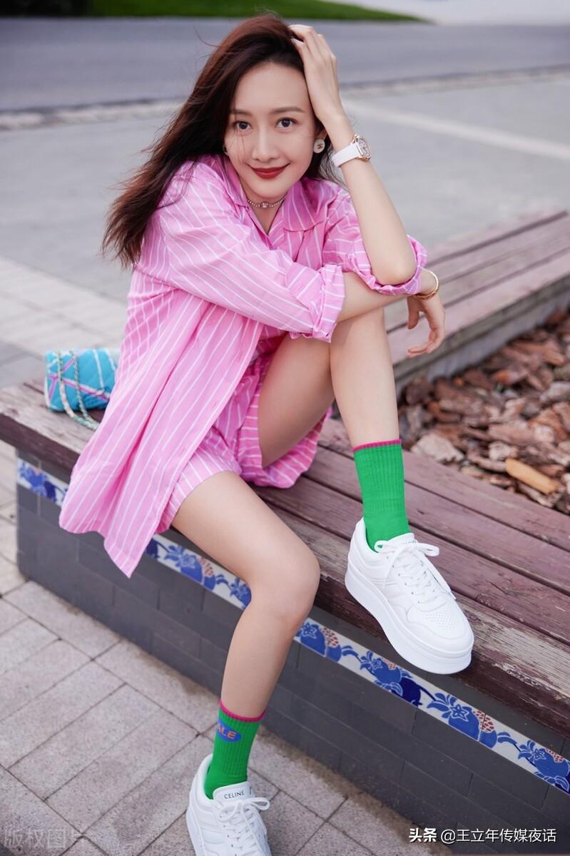 王鸥日常写真:粉色造型,少女感十足_写作_教案_摄影