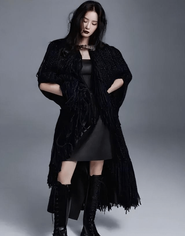 刘诗诗温柔浅笑娴熟大方,身穿黑色皮衣干练酷飒_时尚_魅力_照片