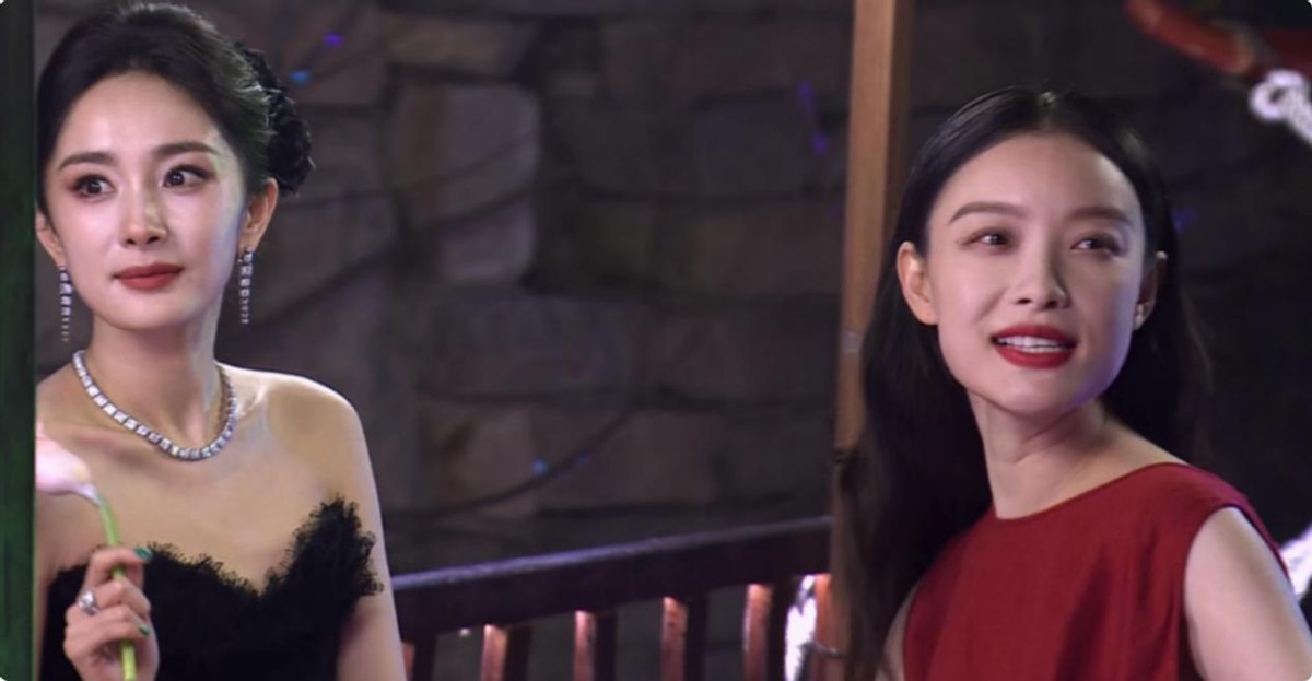 当37岁杨幂和35岁倪妮坐一起,一个美如新娘,一个像陪嫁丫鬟_裙子_盛典