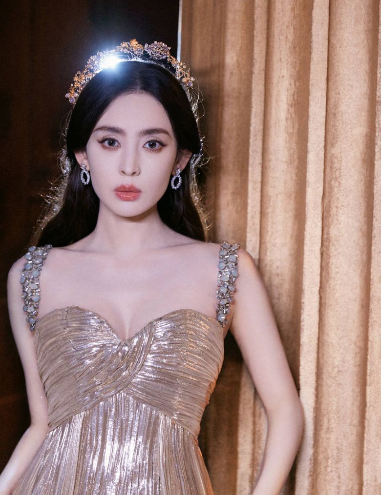 娜扎化身维纳斯女神 身着复古鎏金裙美貌惊为天人