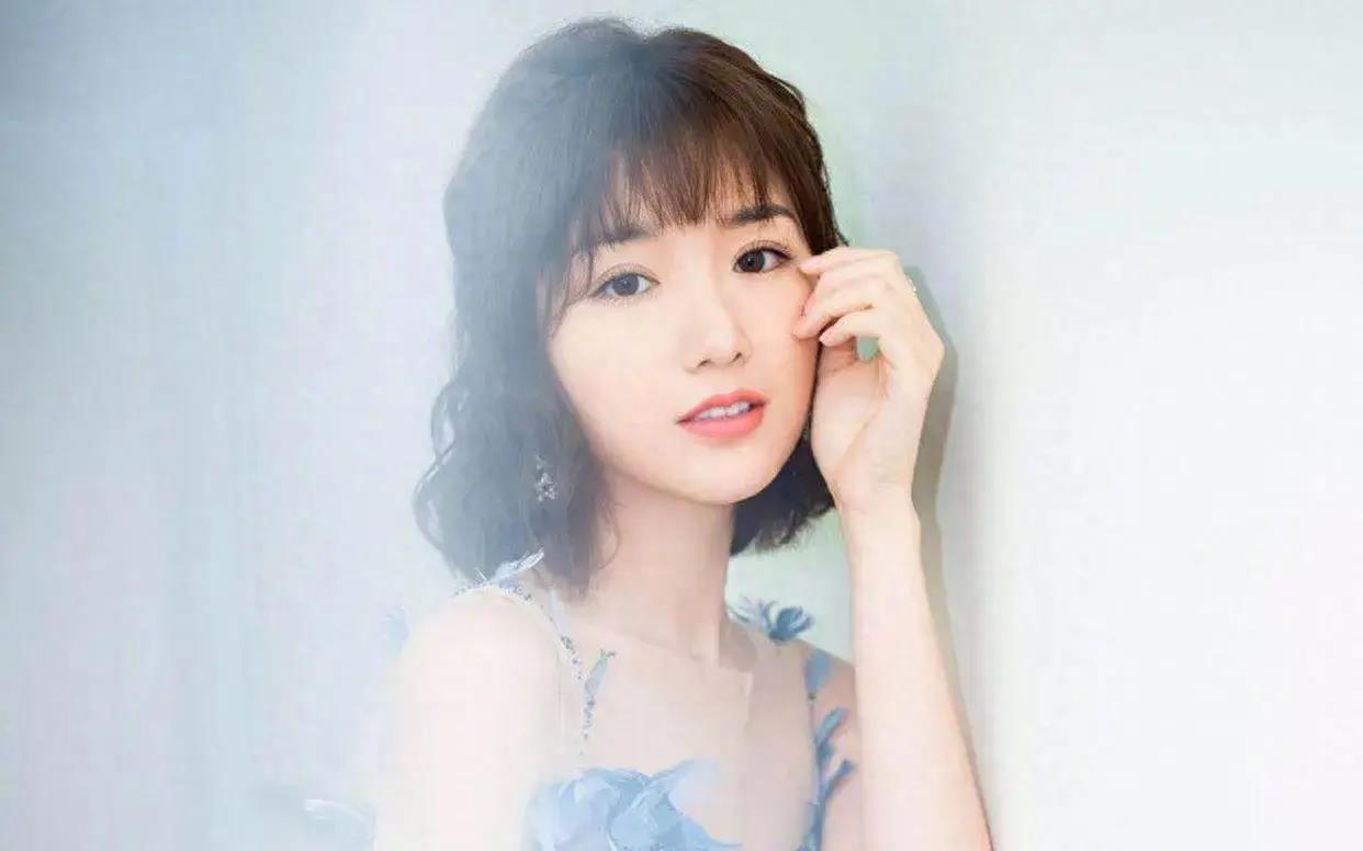 毛晓彤:家庭困境与感情波折,坚韧微笑走过来_挑战_成长_态度