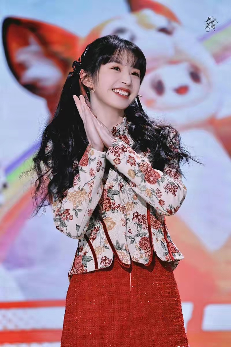 田曦薇永远的双马尾女神,浅梨涡配甜美笑容,好像真的芭比娃娃.