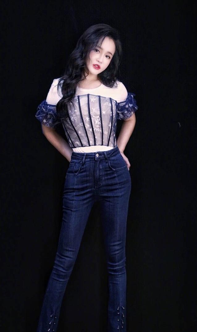 "拳王娇妻"冉莹颖,穿吊带裙也挡不住凹凸感,生仨娃照样时尚_身材_女人