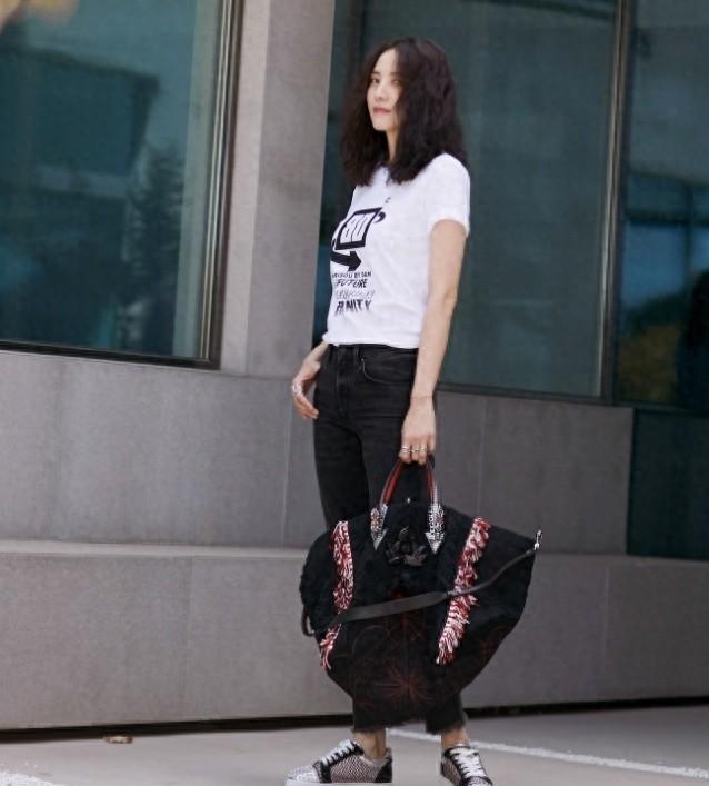 "灯笼腿"的紧身牛仔裤搭配白色短袖,宋佳变身摩登女郎!