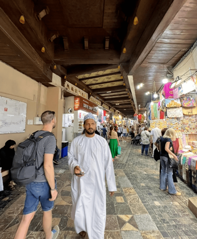 95万平方公里,人口截至2023年,阿曼人口总数为508万其中阿曼本国人占