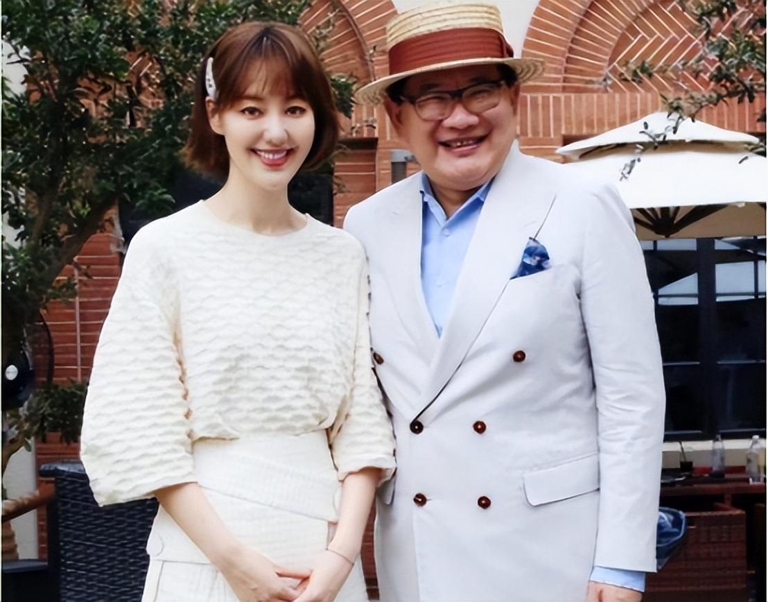 王冠:离开电视4年,深陷"桃色绯闻",被父母催婚13年_节目_婚姻_曹可凡