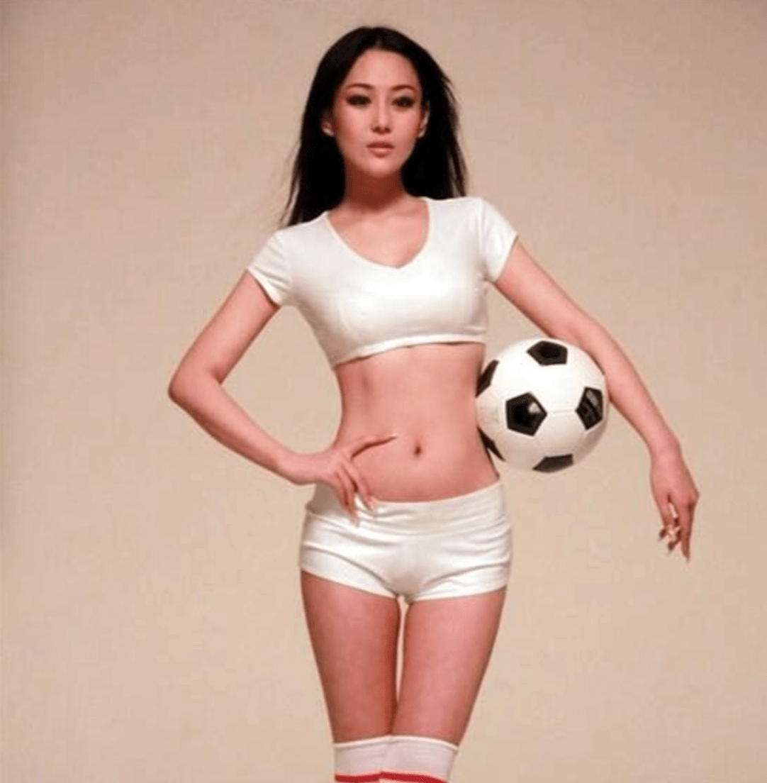 22岁那年,张馨予因担任世界杯足球宝贝而声名鹊起,时尚是她的标签
