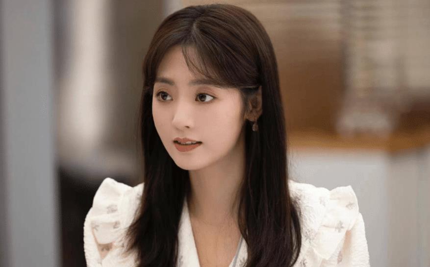 邢菲的顶峰时期已经过了,本来校园爱情剧是她的舒适区的,但她随着年龄