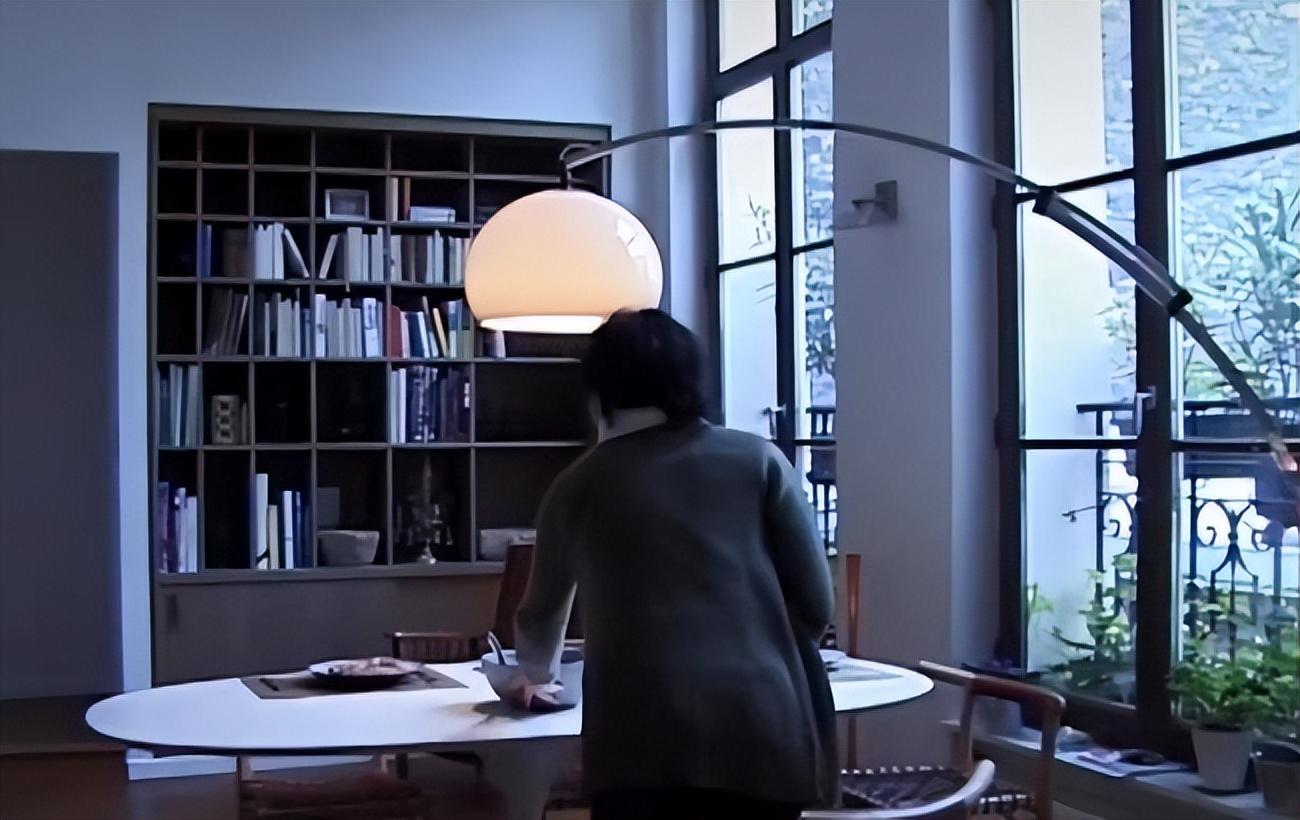 这个视频除了包含张曼玉做饭的一些细节外,还将张曼玉豪宅内布局体现