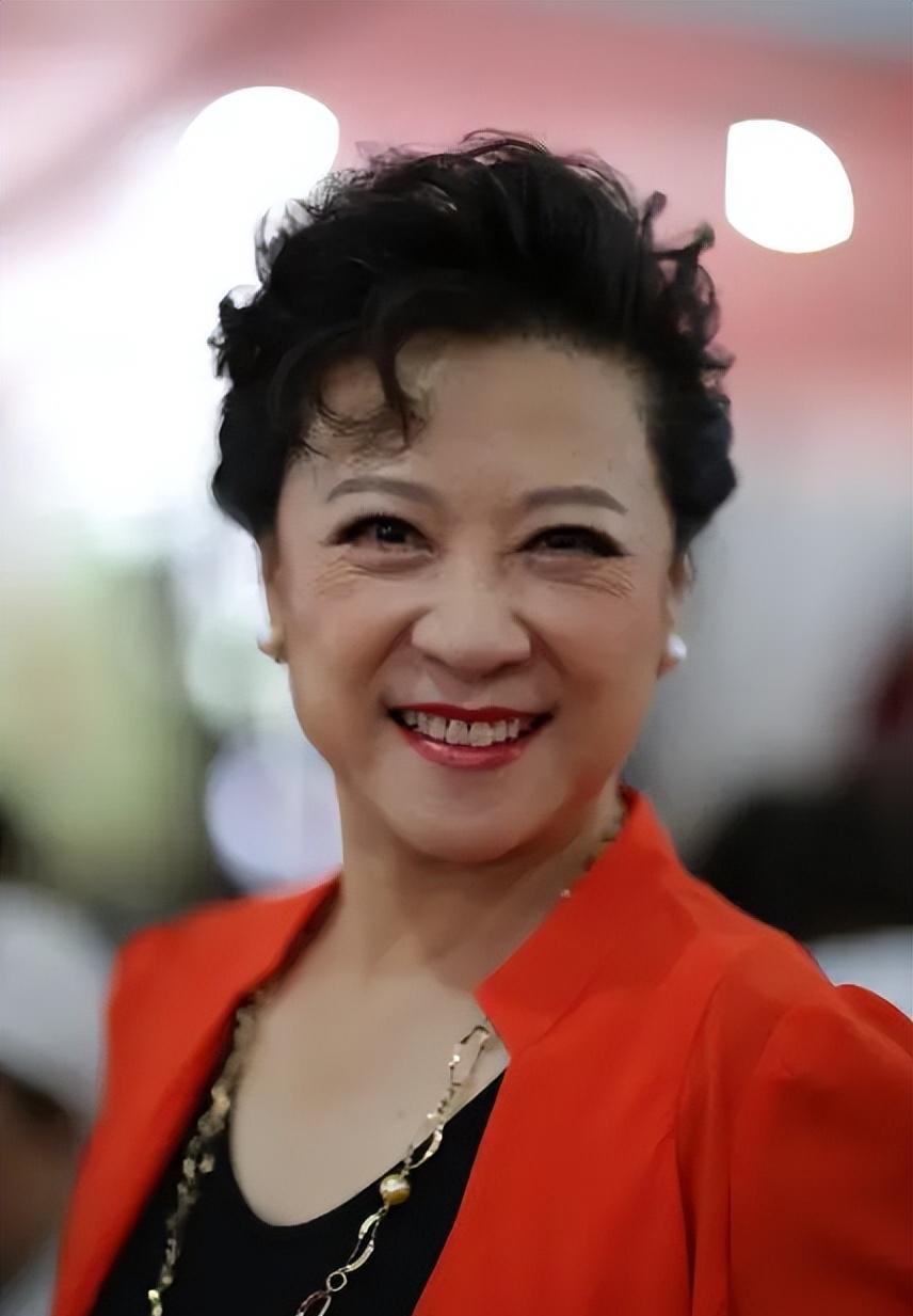 看了74岁王馥荔与吴玉芳同框才明白,有富贵相的女人老了反而吃香_女性