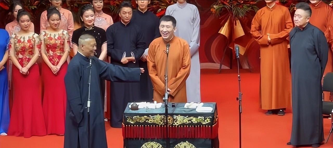 德云社尚九熙大褂撞色,被师父郭德纲点名,于谦却无辜躺枪_演出_朋友