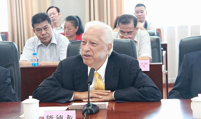 他是印尼与荷兰的混血儿,却为中国捐款4亿,熊德龙用一生报答中国_父母