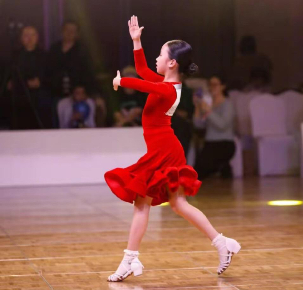 孙俪晒娃秀幸福,9岁小花好优秀,弹奏钢琴《凤凰于飞》毫无压力_女儿