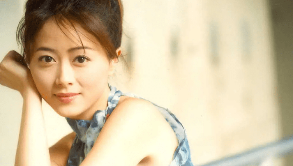 她是港圈御用"妖精",姐弟被疑是母子,50岁仍颜值惊艳_姚乐怡_镜头